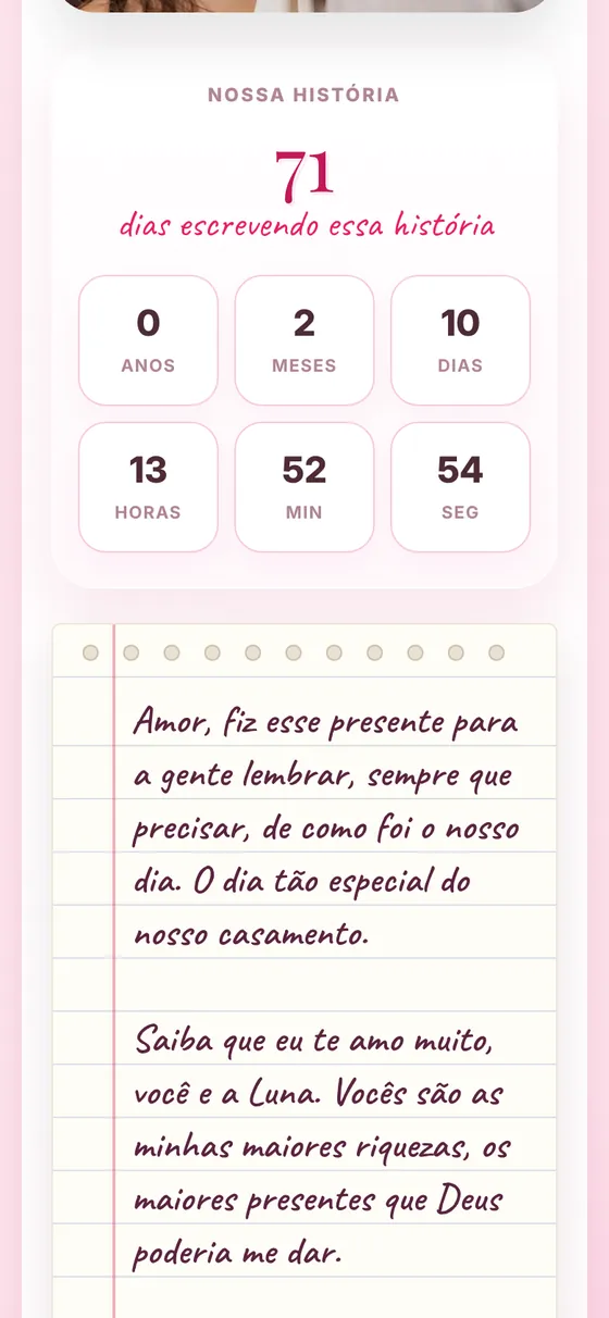 Contador de tempo juntos e a mensagem escrita à mão numa folha de caderno